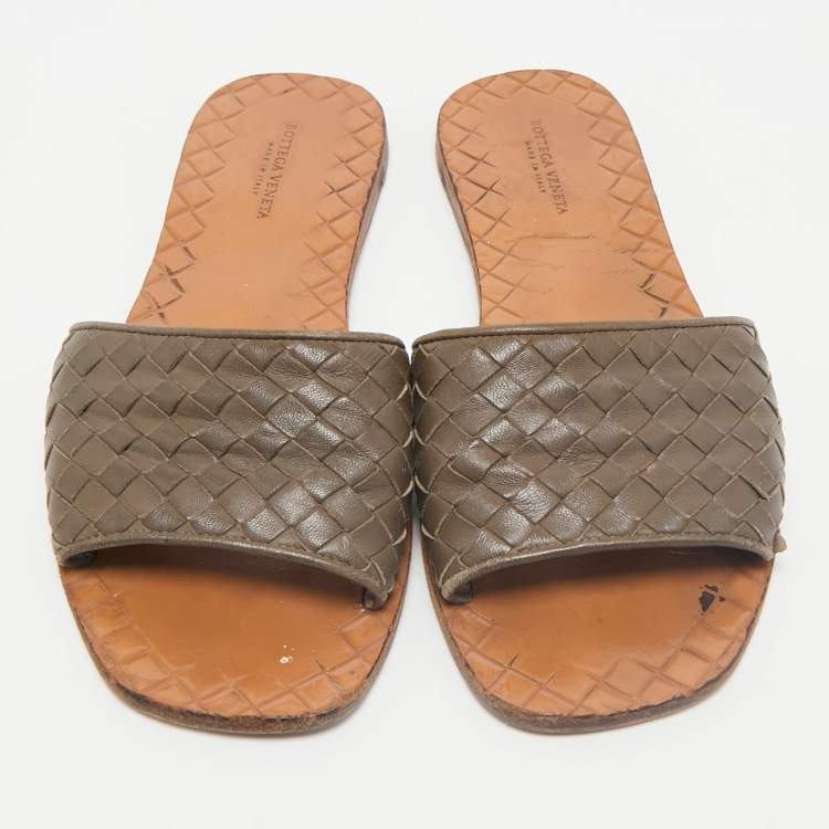 مملوكة مسبقًا Bottega Veneta Grey Woven Leather Intrecciato Flat Sandals Size 37