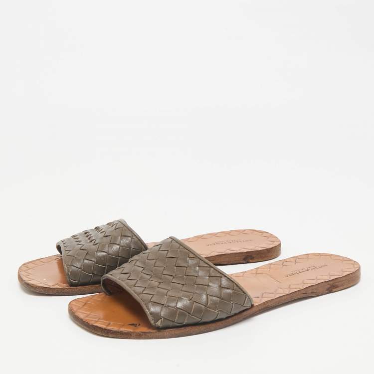 مملوكة مسبقًا Bottega Veneta Grey Woven Leather Intrecciato Flat Sandals Size 37