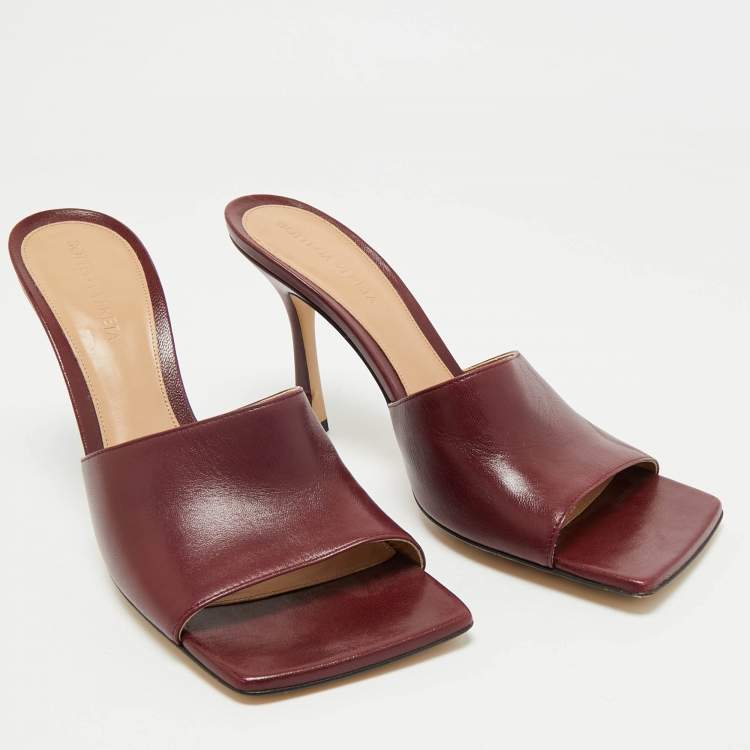 مملوكة مسبقًا Bottega Veneta Burgundy Leather Stretch Square Toe Slide Sandals Size 39