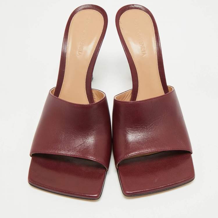 مملوكة مسبقًا Bottega Veneta Burgundy Leather Stretch Square Toe Slide Sandals Size 39