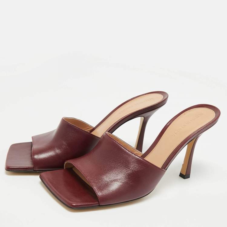 مملوكة مسبقًا Bottega Veneta Burgundy Leather Stretch Square Toe Slide Sandals Size 39