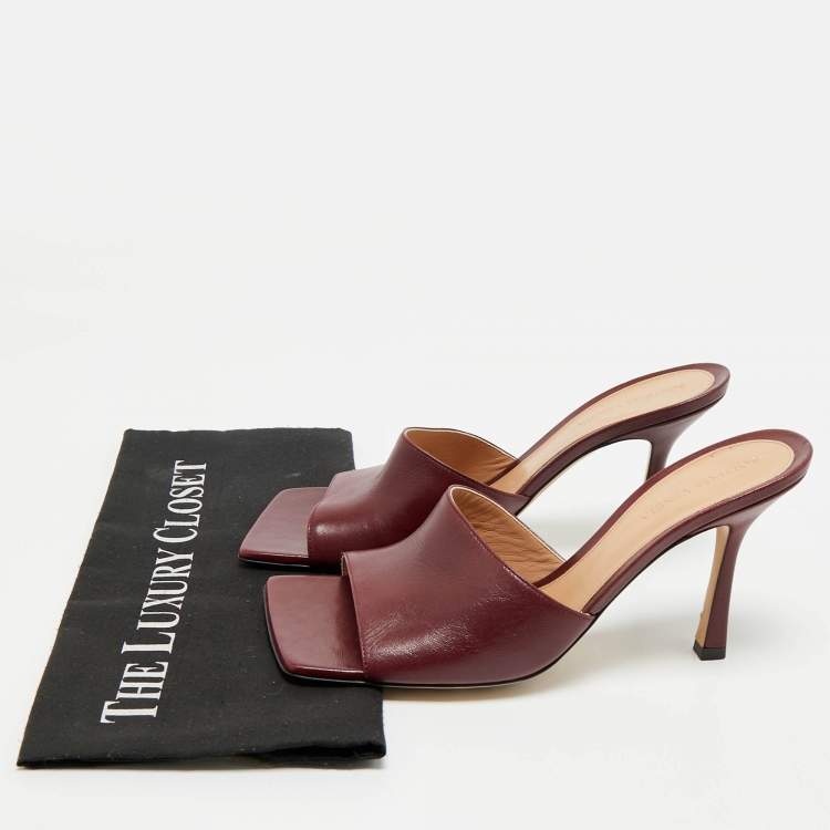 مملوكة مسبقًا Bottega Veneta Burgundy Leather Stretch Square Toe Slide Sandals Size 39