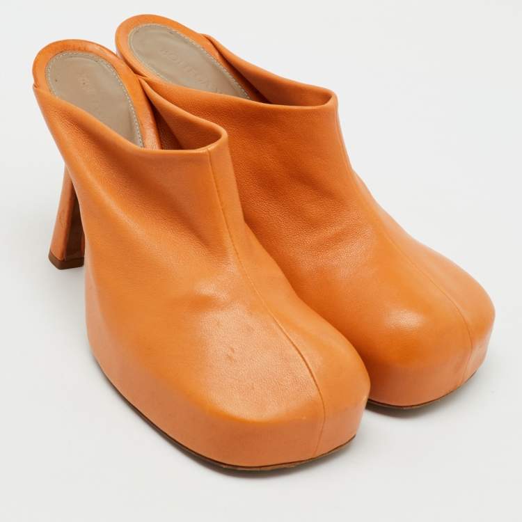 مملوكة مسبقًا Bottega Veneta Orange Leather Stretch The Bold Mules Size 36