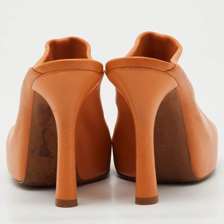 مملوكة مسبقًا Bottega Veneta Orange Leather Stretch The Bold Mules Size 36