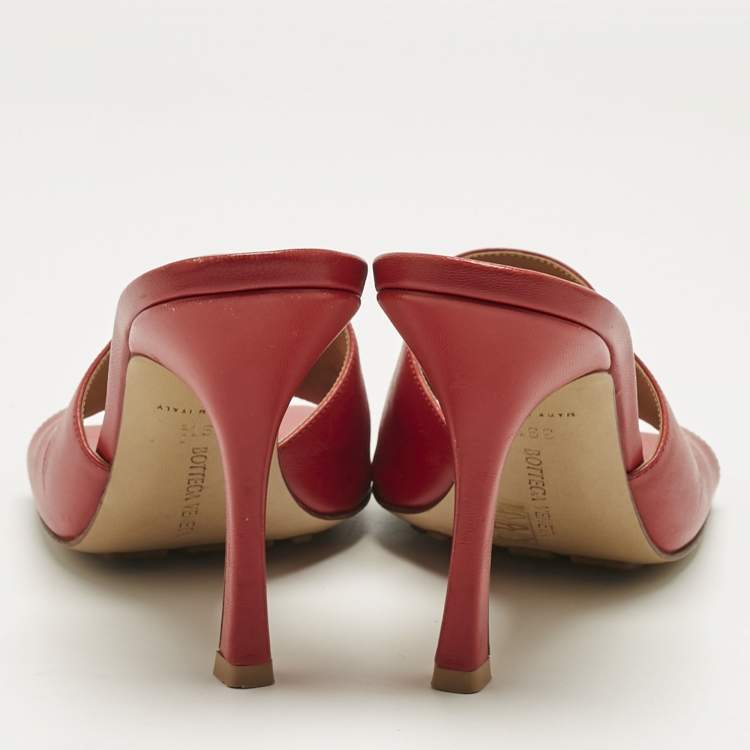 Pre Owned Bottega Veneta Red Leather Stretch Slide Sandals Size 39.5