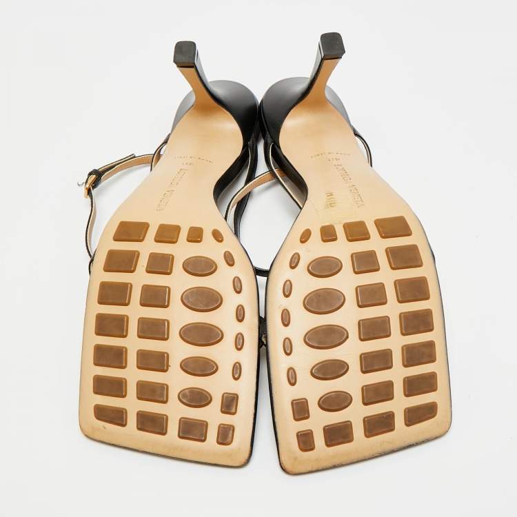 مملوكة مسبقًا Bottega Veneta Stretch Size 40 Black Leather Ankle Strap Sandals