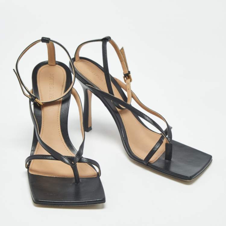 مملوكة مسبقًا Bottega Veneta Stretch Size 37 Black Leather Ankle Strap Sandals