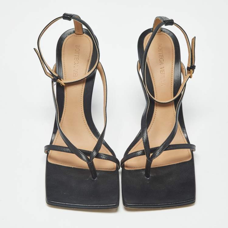 مملوكة مسبقًا Bottega Veneta Stretch Size 37 Black Leather Ankle Strap Sandals
