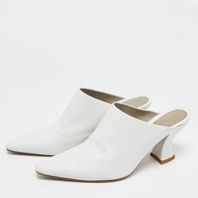 Pre Owned Bottega Veneta Almond Size 39 White Leather Pointed Toe Mules