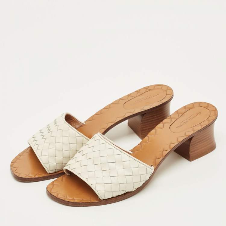 مملوكة مسبقًا Bottega Veneta Ravello Size 39 White Leather Slide Sandals