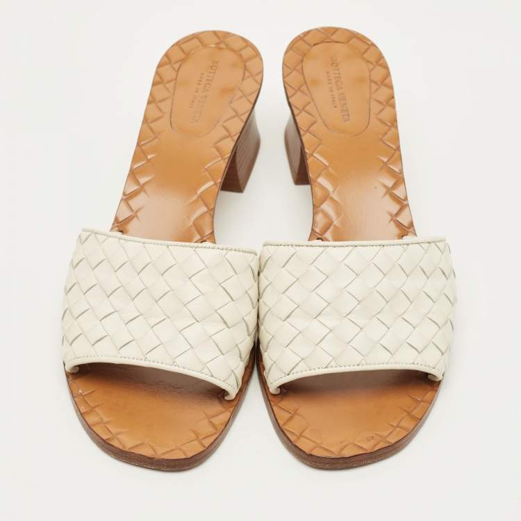 مملوكة مسبقًا Bottega Veneta Ravello Size 39 White Leather Slide Sandals