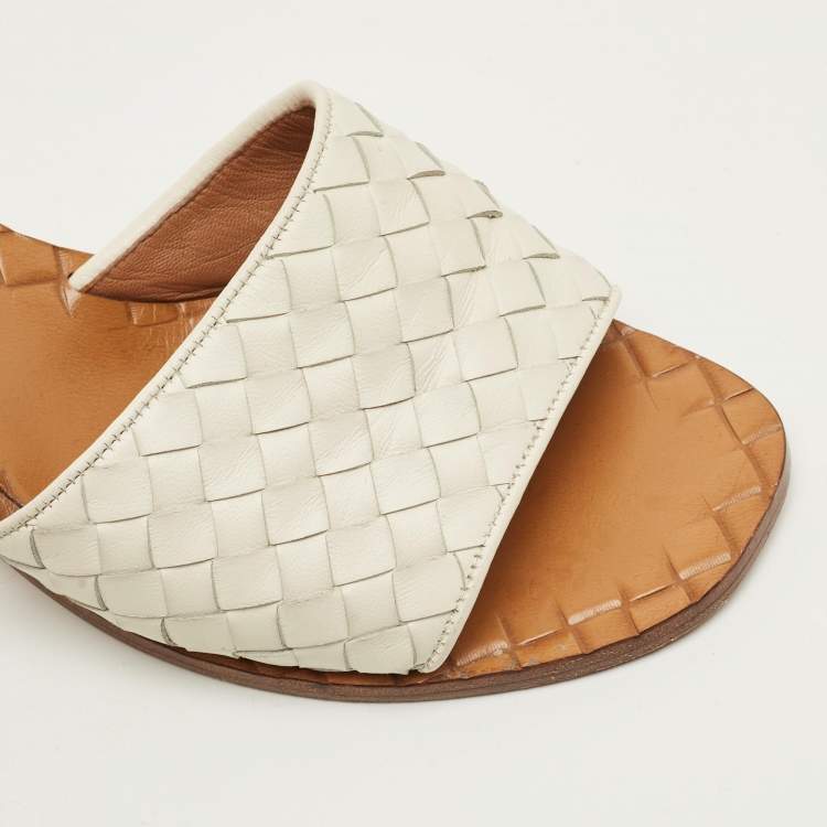 مملوكة مسبقًا Bottega Veneta Ravello Size 39 White Leather Slide Sandals