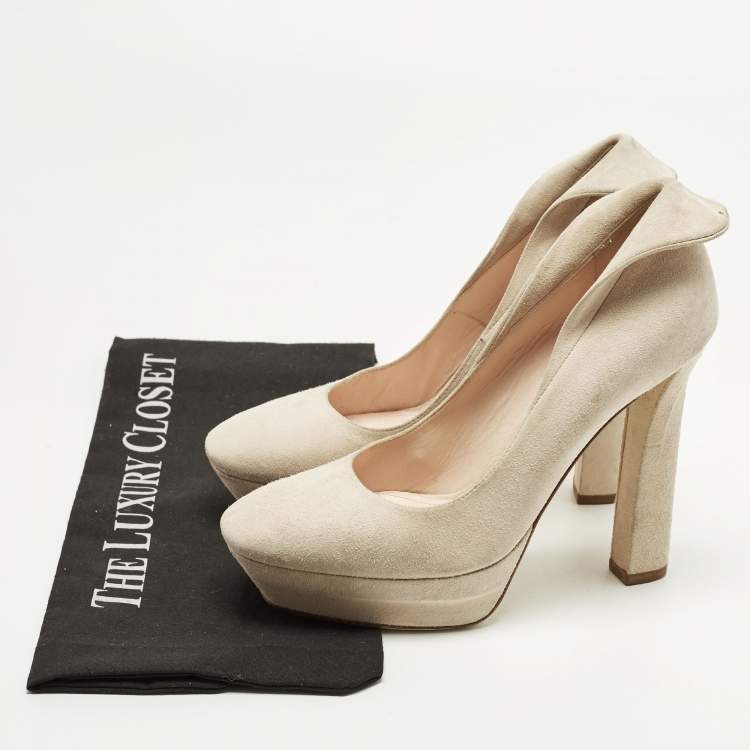 مملوكة مسبقًا Bottega Veneta Size 38 Cream Suede Platform Pumps