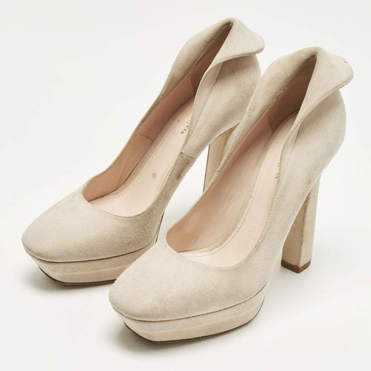 مملوكة مسبقًا Bottega Veneta Size 38 Cream Suede Platform Pumps