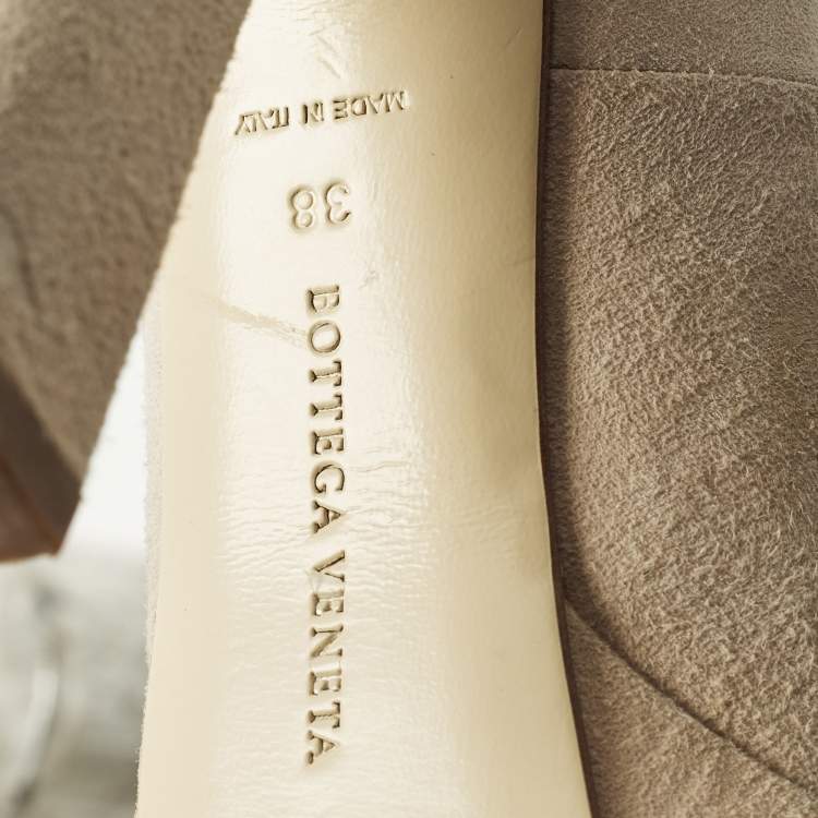 مملوكة مسبقًا Bottega Veneta Size 38 Cream Suede Platform Pumps