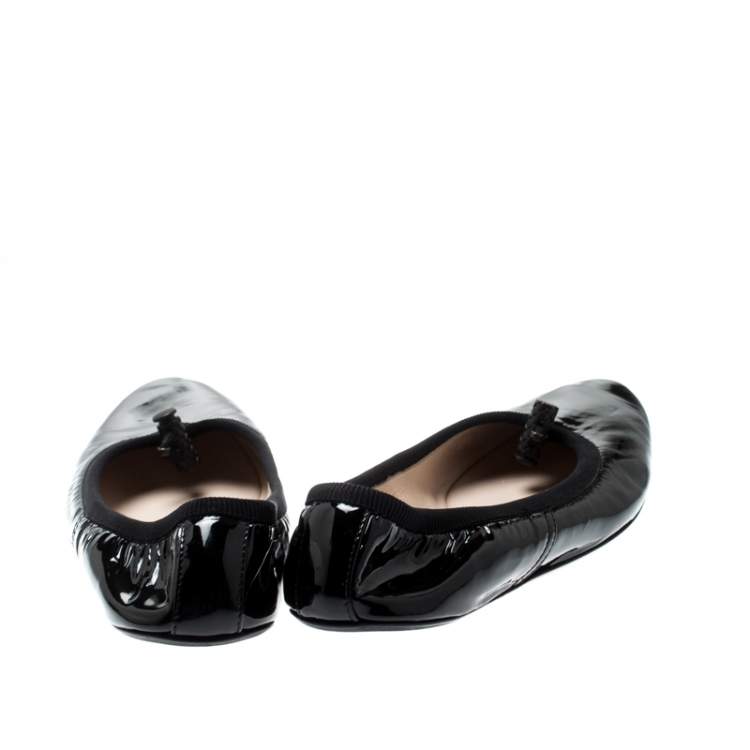 مملوكة مسبقًا Bottega Veneta Black Patent Leather Scrunch Ballet Flats Size 34
