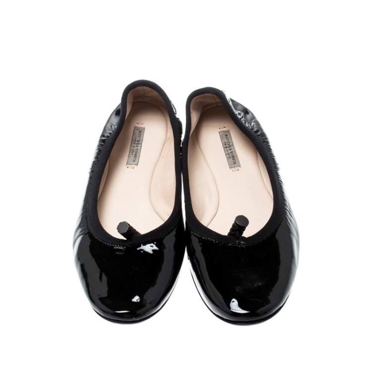 مملوكة مسبقًا Bottega Veneta Black Patent Leather Scrunch Ballet Flats Size 34