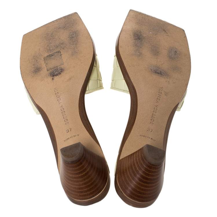 Pre Owned Bottega Veneta Cream Intrecciato Leather Square Toe Slide Sandals Size 37