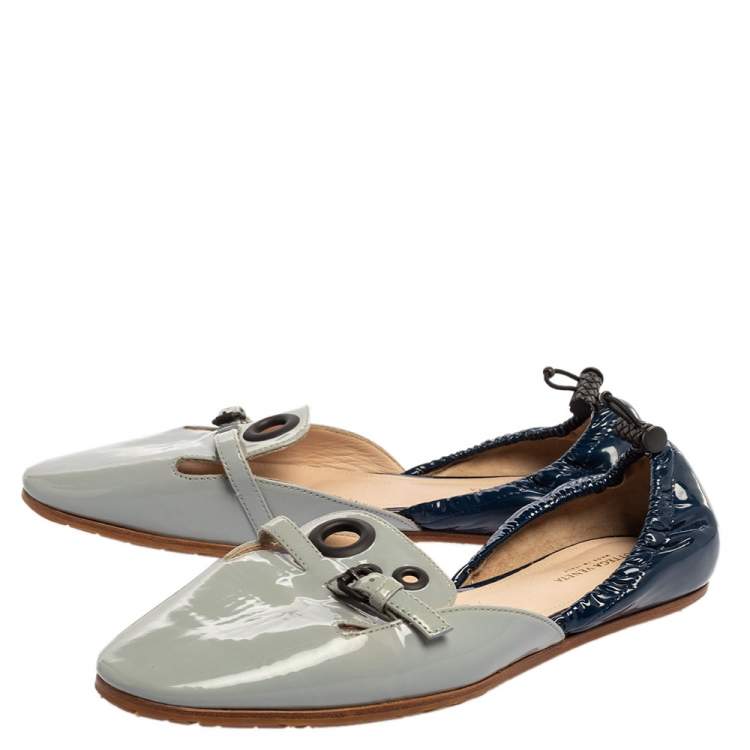 Pre Owned Bottega Veneta Blue/Grey Patent Leather Buckle Detailing Scrunch Ballet Flats Size 36