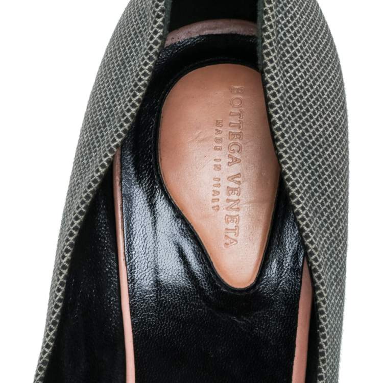 Pre Owned Bottega Veneta Black/Beige Canvas And Leather Fringe Detailed Peep Toe Pumps Size 39.5