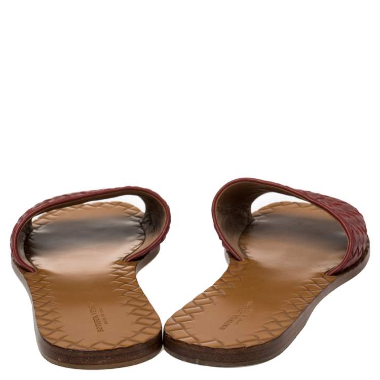 Pre Owned Bottega Veneta Burgundy Intrecciato Leather Flat Slides Size 40.5