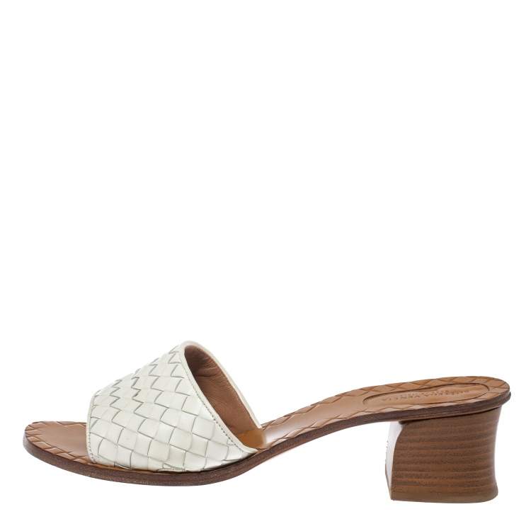 Pre Owned Bottega Veneta White Intrecciato Leather Slide Sandals Size 39.5