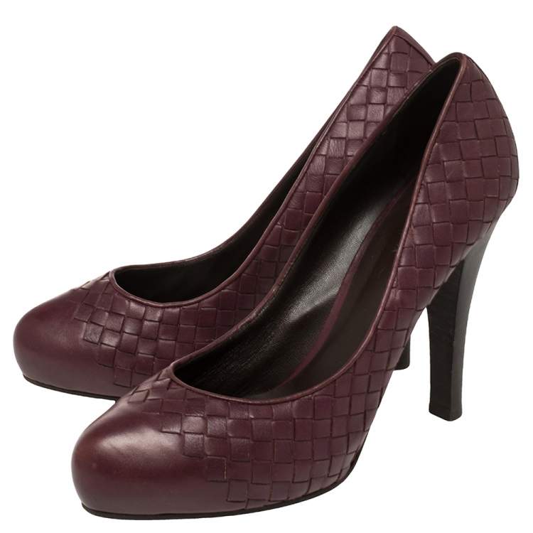 Pre Owned Bottega Veneta Burgundy Intrecciato Leather Pumps  Size 39.5