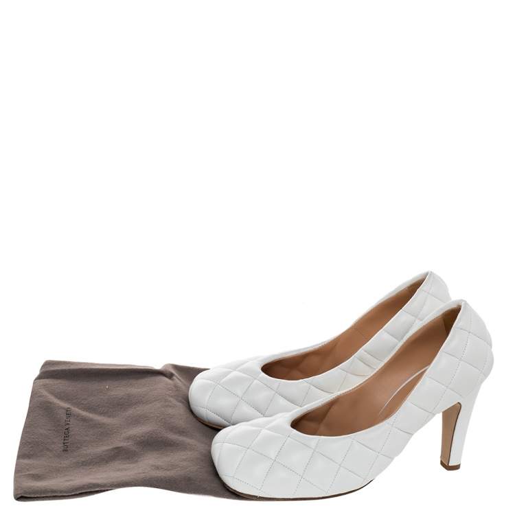 Pre Owned Bottega Veneta White Quilted Leather Padded Bloc Square Toe Pumps Size 37