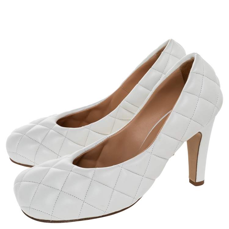 Pre Owned Bottega Veneta White Quilted Leather Padded Bloc Square Toe Pumps Size 37