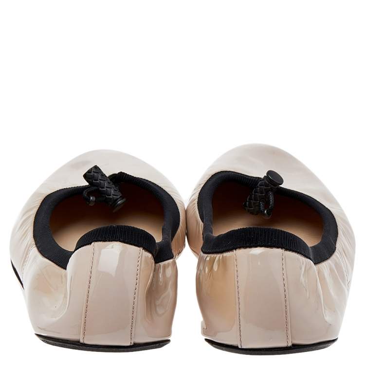 مملوكة مسبقًا Bottega Veneta Pink Patent Leather Scrunch Ballet Flats Size 38.5
