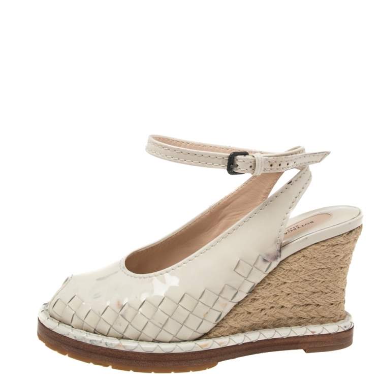 Pre Owned Bottega Veneta Cream Patent Leather Intrecciato Wedge Ankle Wrap Peep Toe Sandals Size 37