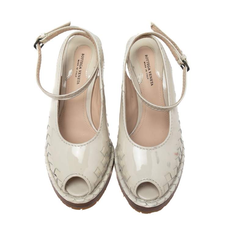 Pre Owned Bottega Veneta Cream Patent Leather Intrecciato Wedge Ankle Wrap Peep Toe Sandals Size 37