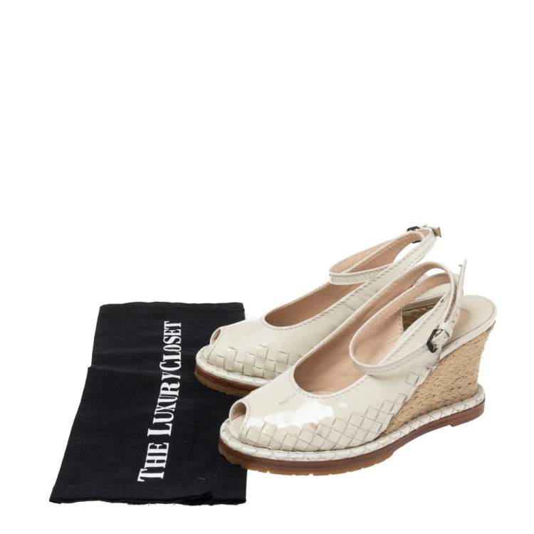Pre Owned Bottega Veneta Cream Patent Leather Intrecciato Wedge Ankle Wrap Peep Toe Sandals Size 37