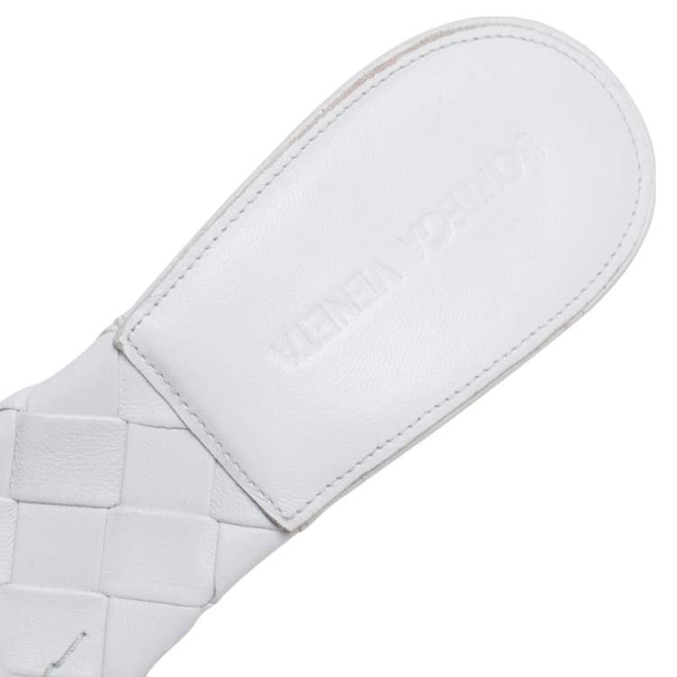 مملوكة مسبقًا Bottega Veneta White Intrecciato Weave Leather Lido Slide Sandals Size 38