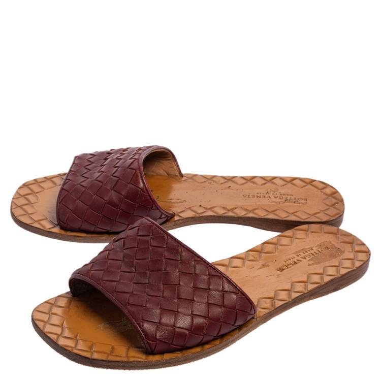 Pre Owned Bottega Veneta Burgundy Intrecciato Leather Flat Slides Size 34.5