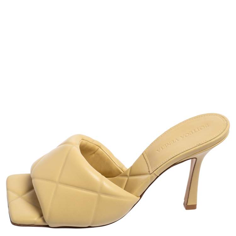 Pre Owned Bottega Veneta Beige Quilted Leather Lido Slide Sandals Size 38