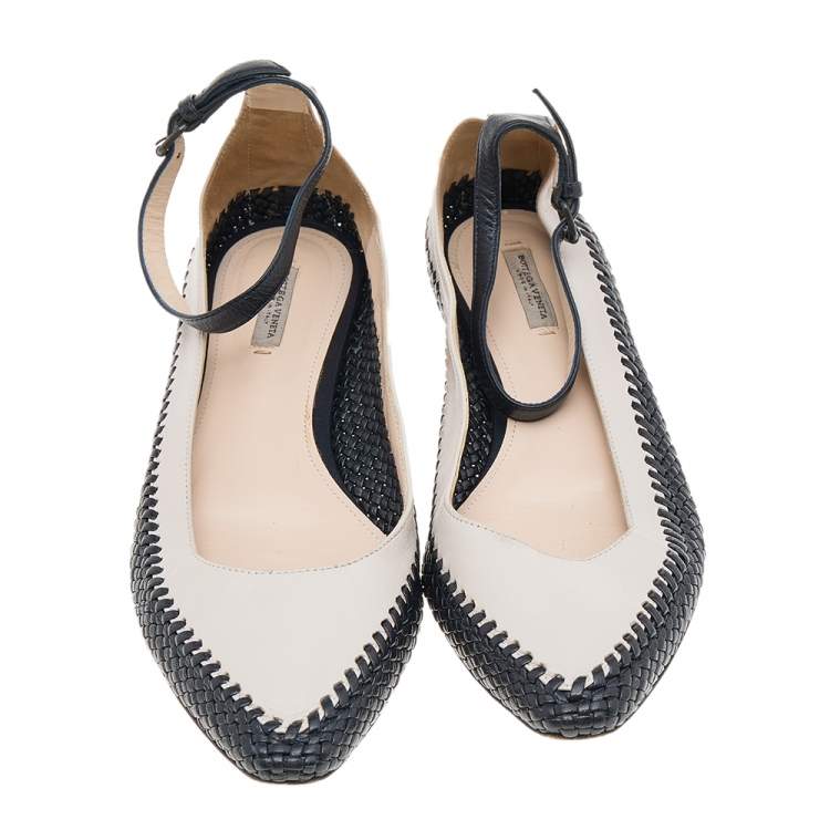 Pre Owned Bottega Veneta Off White/Black Leather Ankle Strap Ballet Flats Size 37.5