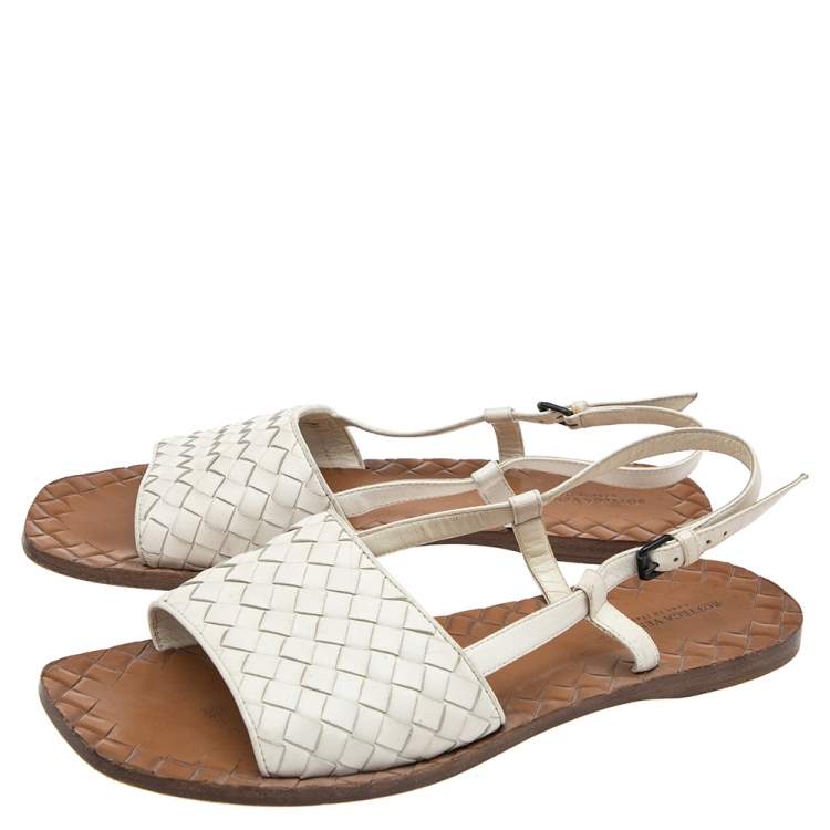 مملوكة مسبقًا Bottega Veneta White Intrecciato Leather Calvados Slingback Flat Sandals Size 39