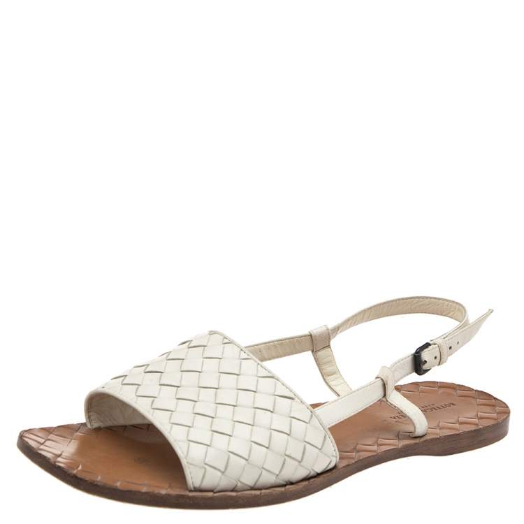 مملوكة مسبقًا Bottega Veneta White Intrecciato Leather Calvados Slingback Flat Sandals Size 39