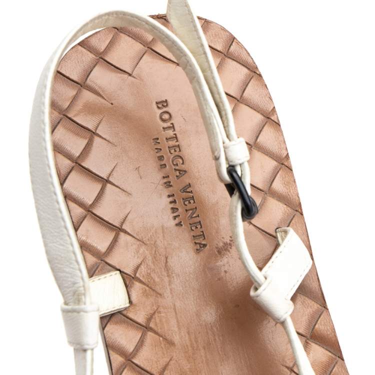 مملوكة مسبقًا Bottega Veneta White Intrecciato Leather Calvados Slingback Flat Sandals Size 39
