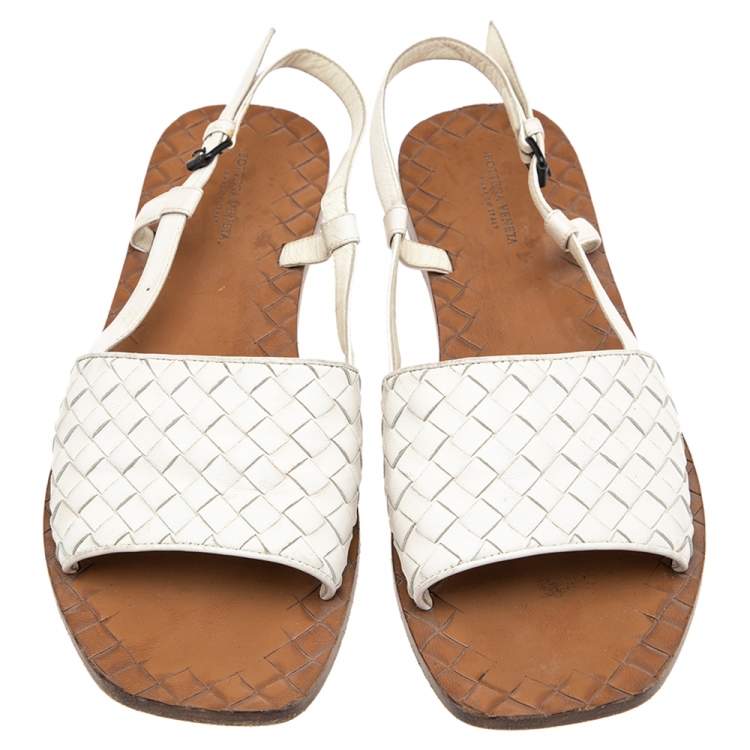 مملوكة مسبقًا Bottega Veneta White Intrecciato Leather Calvados Slingback Flat Sandals Size 39