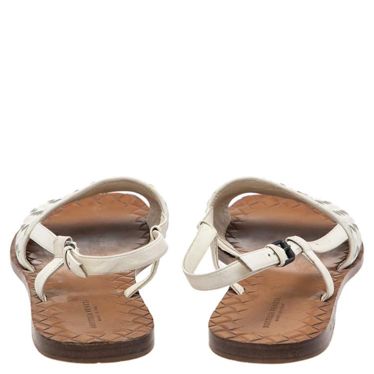 مملوكة مسبقًا Bottega Veneta White Intrecciato Leather Calvados Slingback Flat Sandals Size 39