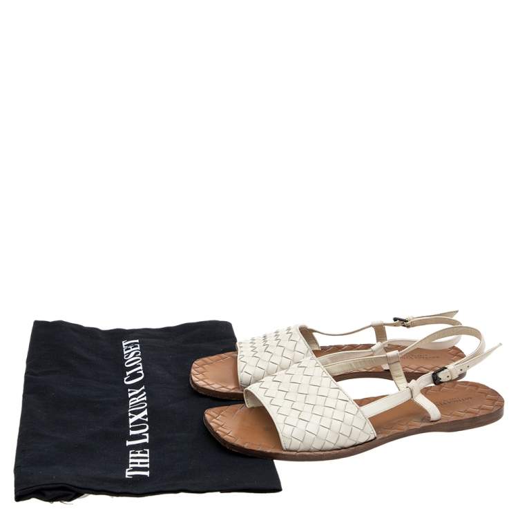 مملوكة مسبقًا Bottega Veneta White Intrecciato Leather Calvados Slingback Flat Sandals Size 39