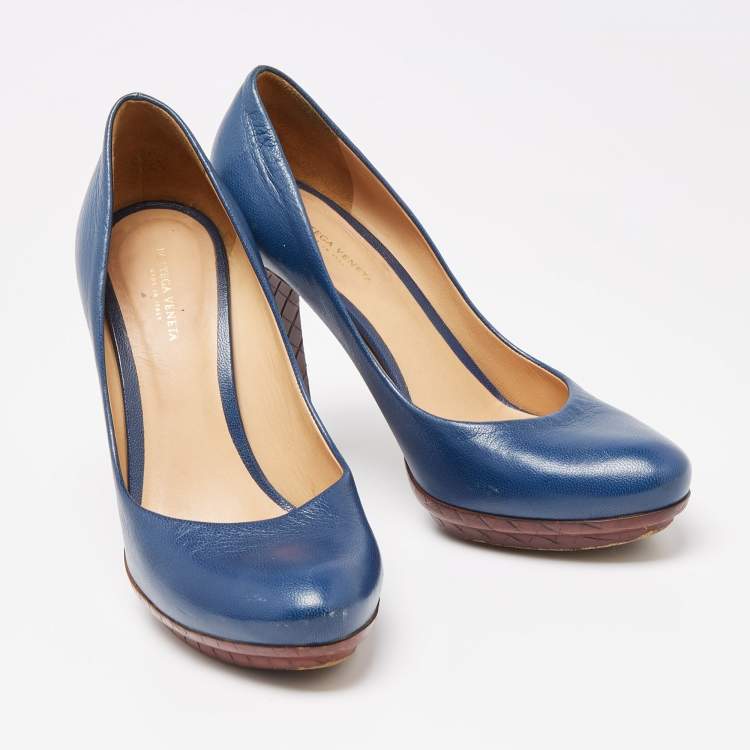 Pre Owned Bottega Veneta Blue Leather Round Toe Platform Pumps Size 37.5