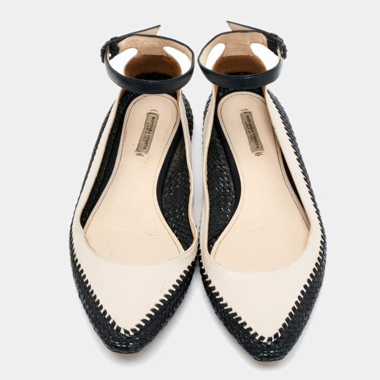 مملوكة مسبقًا Bottega Veneta Black/Off-White Intrecciato and Leather Ankle-Strap Ballet Flats Size 36