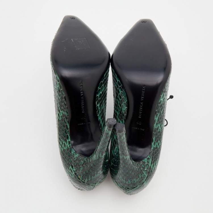 Pre Owned Bottega Veneta Green/Black Snakeskin Leather Cut Out Lace-Up Booties Size 40