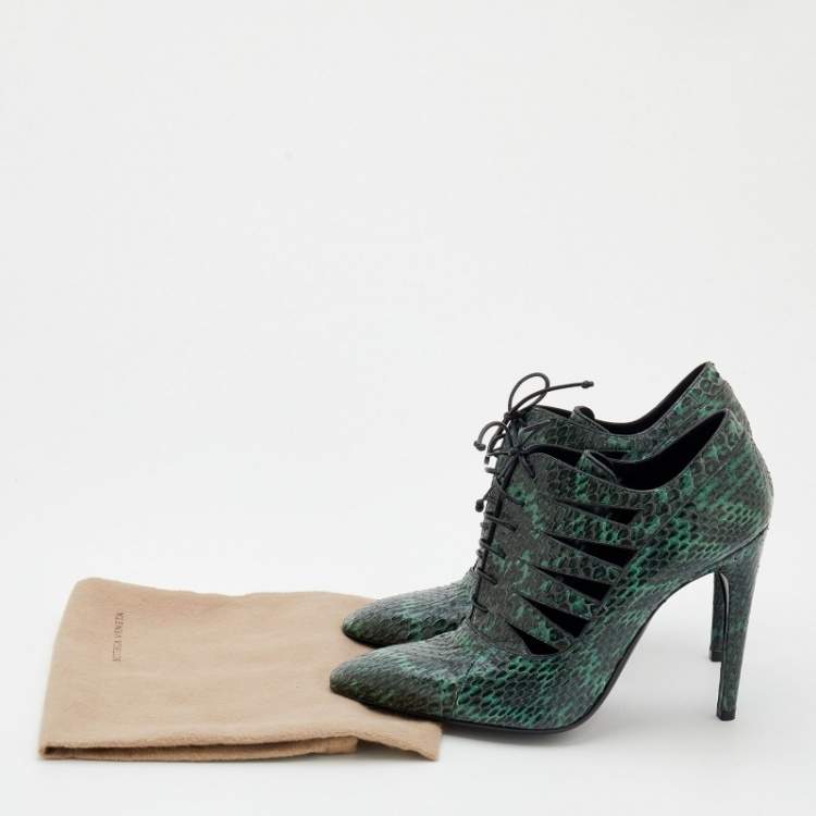 Pre Owned Bottega Veneta Green/Black Snakeskin Leather Cut Out Lace-Up Booties Size 40
