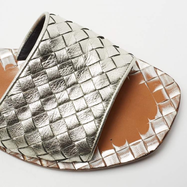 Pre Owned Bottega Veneta Silver Intrecciato Leather Flat Slides Size 39