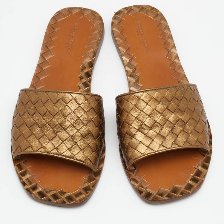 مملوكة مسبقًا Bottega Veneta Metallic Gold Intrecciato Leather Flat Slide Sandals Size 39