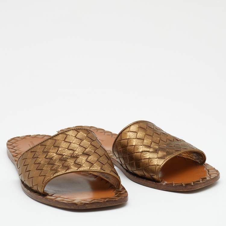 مملوكة مسبقًا Bottega Veneta Metallic Gold Intrecciato Leather Flat Slide Sandals Size 39